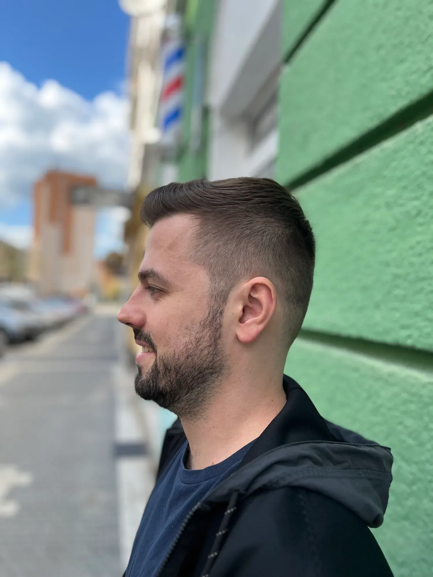 Hotový pánský střih s krátkými boky a upravenou horní částí, pohled z profilu